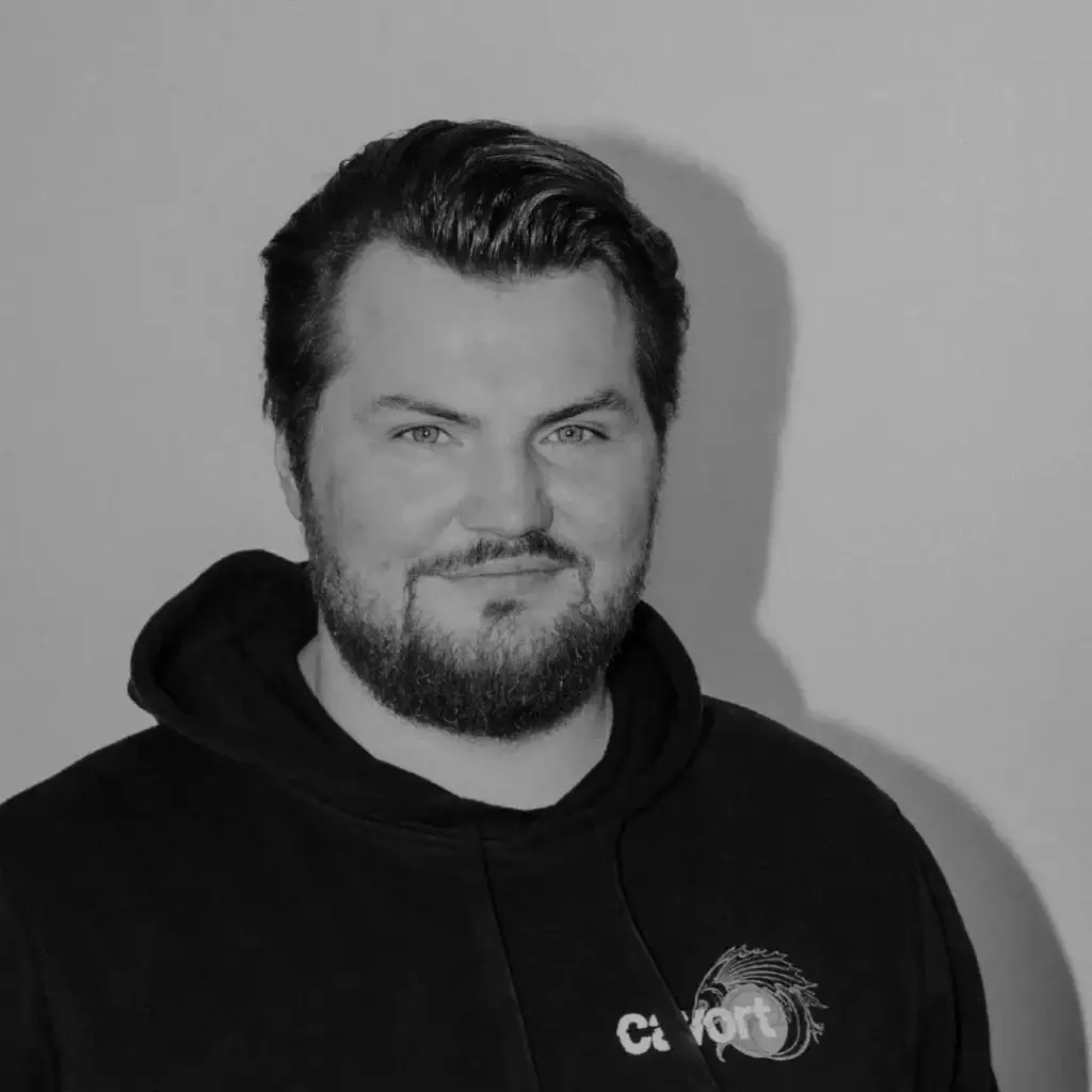 porträt von jay, einem der geschäftsführer von cavort, in einem schwarzen hoodie.