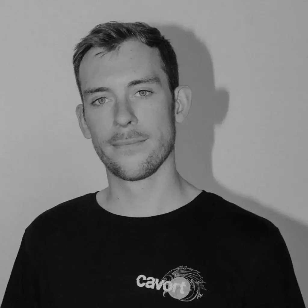 porträt von karl, einem der geschäftsführer von cavort, in einem schwarzen cavort-t-shirt.